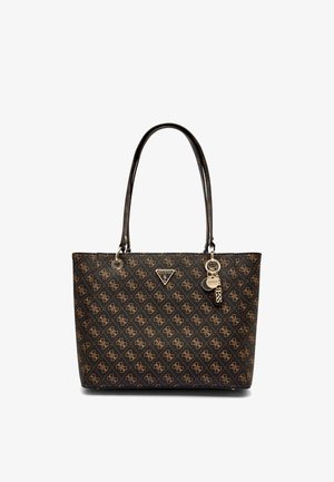 Borsa tote Guess marrone scuro con motivo logo su tutta la superficie, doppi manici a spalla e ciondolo in metallo appeso vicino al manico in alto a destra.