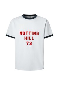 Λευκά βαμβακερά μπλουζάκια με κόκκινο κείμενο "NOTTING HILL 73". Ριχτής ναυτικής απόχρωσης γιακάς και κοψίματα μανικιών. Ευθεία γραμμή, κοντά μανίκια.