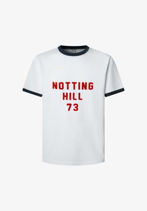 Valge puuvillane T-särk, millel on punane "NOTTING HILL 73" tekst. Ribaga tumesinine krae ja varruka detailid. Sirge lõige, lühikesed varrukad.