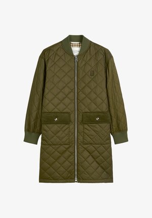 Langer olivgrüner gesteppter Mantel mit Frontreißverschluss, geripptem Kragen und Bündchen, zwei Klappentaschen mit Knöpfen und dezentem Brustlogo.