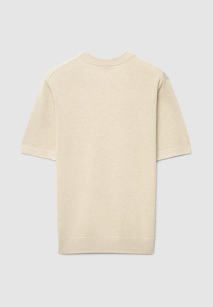 Beiger Strickpullover mit kurzen Ärmeln, einem strukturierten Muster, geripptem Rundhalsausschnitt und geradem Saum, der ein einfaches, minimalistisches Design zeigt.