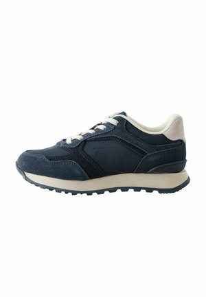 Baskets de sport navy avec un mélange de cuir et de daim, bout rond, fermeture à lacets et semelle en caoutchouc texturée pour une meilleure traction.