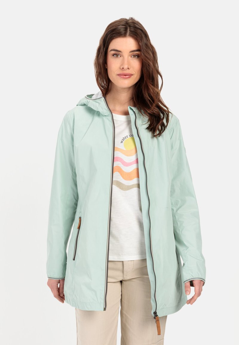 Licht mintgroene waterdichte jas met een capuchon, twee zijzakken en een contrasterende rits. Draag je over een witte graphic t-shirt.