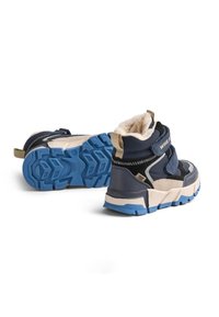 Blauwe en zwarte laarzen met beige accenten, klittenbandbandjes, een zachte voering en gestructureerde rubberzolen met een zigzagprofilering.