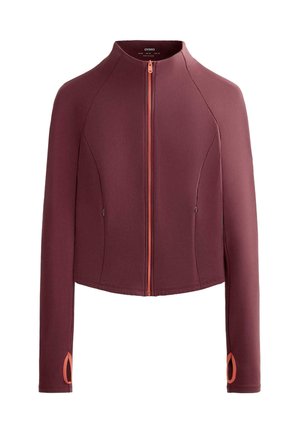 Bordeauxrode jas met ritssluiting en lange mouwen, voorzien van een hoge kraag, twee zijzakken en oranje accenten op de rits en mouwopeningen.