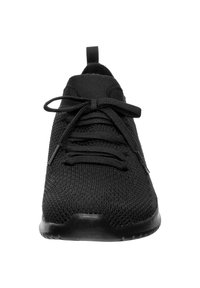 Mustat urheilujalkineet, joissa on teksturoitu neulottu päällinen, pyöreä kärki ja litteät nauhat. Varustettu pehmustetulla pohjalla ja pienellä kantapääpäällä takana.