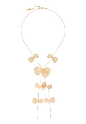 Jemný zlatý náhrdelník s viacerými príveskami vo forme motýľa z drôtového rámu, usporiadanými pozdĺž tenkých retiazok.