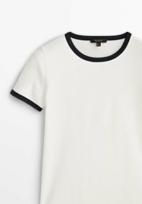 T-shirt blanc à manches courtes avec bordure noire sur le col rond et les extrémités des manches, vue de face.