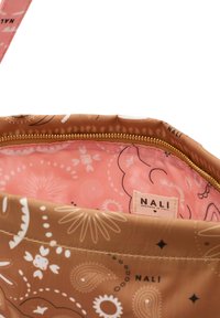 Borsa marrone con motivi floreali e paisley bianchi, zipper dorato e interno rosa con design simili. Etichetta con scritto "NALI, progettato in Italia."