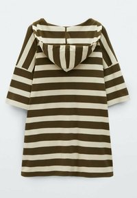 Robe à capuche rayée horizontale marron et beige, manches longues larges et ourlet droit.