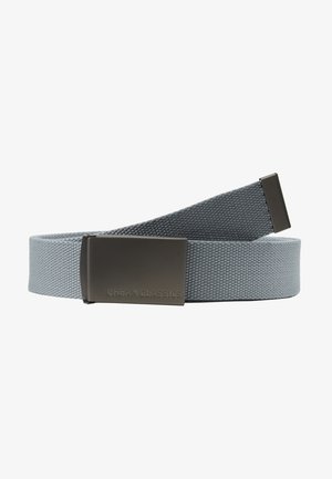 Ceinture en tissu gris avec une finition texturée, dotée d'une boucle en métal rectangulaire gravée de "URBAN CLASSICS". Design simple et pratique.