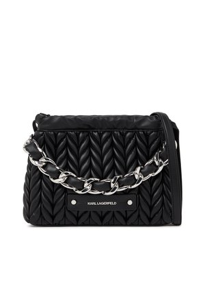 Černá prošitá kabelka přes rameno se stříbrným řetízkovým popruhem a štítkem "KARL LAGERFELD" na přední straně.
