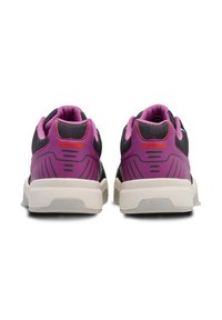 Zwarte en paarse sport schoenen met een gestructureerde mesh bovenkant, contrasterende hak en witte zool; heeft een merkl logo op de achterkant.