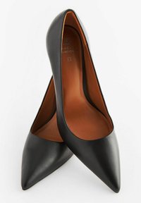 Scarpe col tacco alto in pelle nera con design a punta, texture liscia e interni di color tan. Costruzione solida e silhouette elegante.