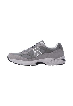 Grauer Sportschuh mit Mesh- und Wildlederpaneelen, Schnürung vorne, dicker weißer Sohle und großem weiß umrandetem "R" Logo an der Seite.