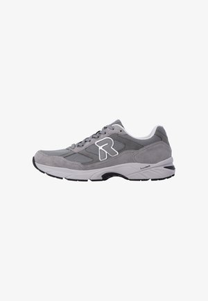 Grauer Sportschuh mit Mesh- und Wildlederpaneelen, Schnürung vorne, dicker weißer Sohle und großem weiß umrandetem "R" Logo an der Seite.