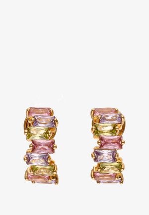 Złote kolczyki z prostokątnymi, ciętymi kamieniami w odcieniach różu, lawendy i zieleni, ułożonymi w stosowaną kompozycję.