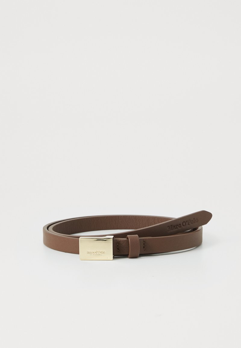 Cinto de pele castanha com um design slim, apresentando uma fivela de metal dourado e um logótipo em relevo na extremidade para um detalhe adicional.