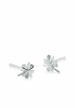 Sølvøreringe med stift formet som firkløvere med glatte, let teksturerede blade på en hvid baggrund.