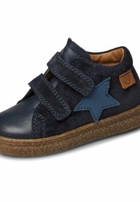 Námořnické modré dětské tenisky s suchým zipem, z semišového materiálu, gumovou podrážkou a kontrastním modrým hvězdným akcentem po straně.