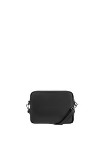 Bolso de hombro negro de cuero con forma rectangular, superficie texturizada, correa ajustable y detalles en plata.