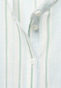 Korte mouwen overhemd met verticale groene en blauwe strepen op een witte achtergrond, met een knoopsluiting en textiel met textuur.