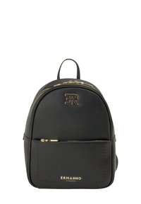 Zaino in pelle nera con design arrotondato, dettagli in metallo dorato, tasca frontale con cerniera e logo in rilievo.