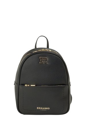 Zaino in pelle nera con design arrotondato, dettagli in metallo dorato, tasca frontale con cerniera e logo in rilievo.