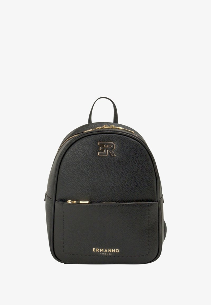 Zaino in pelle nera con design arrotondato, dettagli in metallo dorato, tasca frontale con cerniera e logo in rilievo.