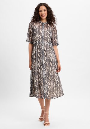 Midi dress with snake print in shades of beige, brown, and black; short puff sleeves and a fitted waist for a flowing silhouette.