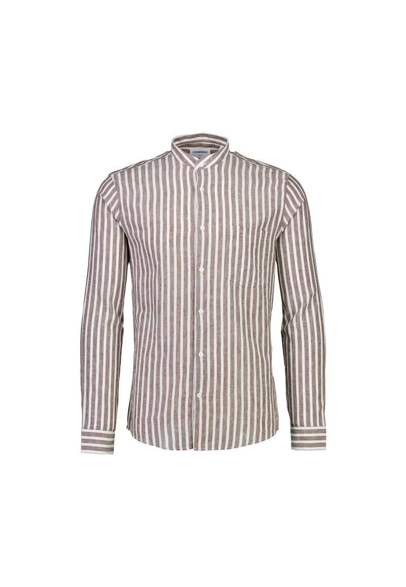 Camisa de rayas marrón y blanca en tela ligera, con cuello camisero, mangas largas y un bolsillo en el pecho.