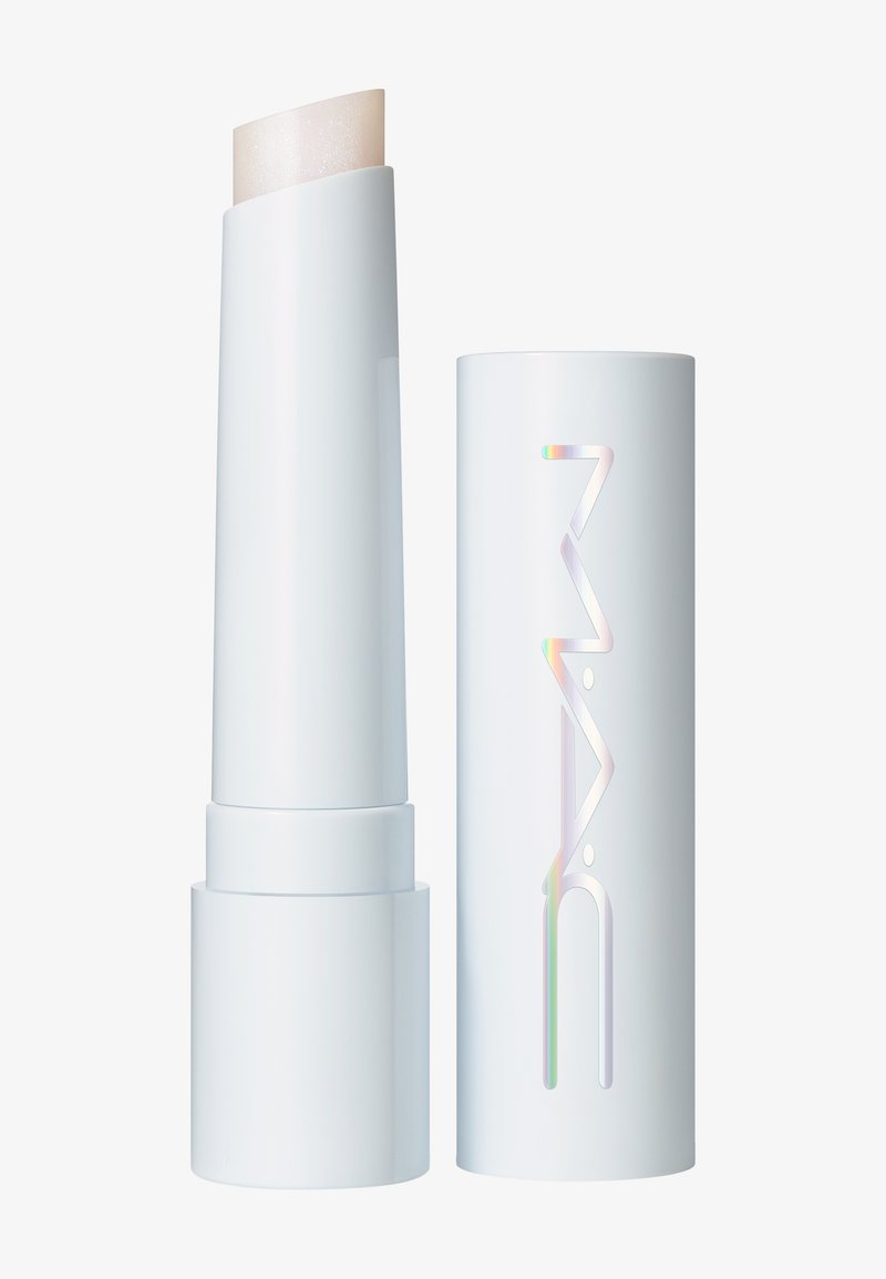 Stick de baume à lèvres blanc avec baume transparent étendu, accompagné de son capuchon cylindrique présentant un marquage holographique subtil.