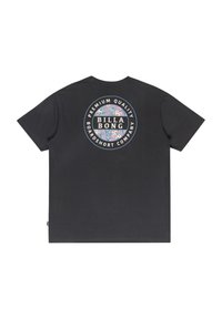 Must tume musta, millel on ringikujuline logo lillekujundusega, tekst "BILLA BONG" ja "PREMIUM QUALITY BOARDSHORT COMPANY" seljal.