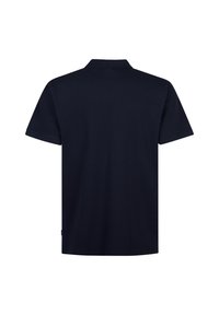 Polo bleu marine en coton avec un col classique, des manches courtes et une texture lisse. Il présente un ourlet droit et aucun motif.