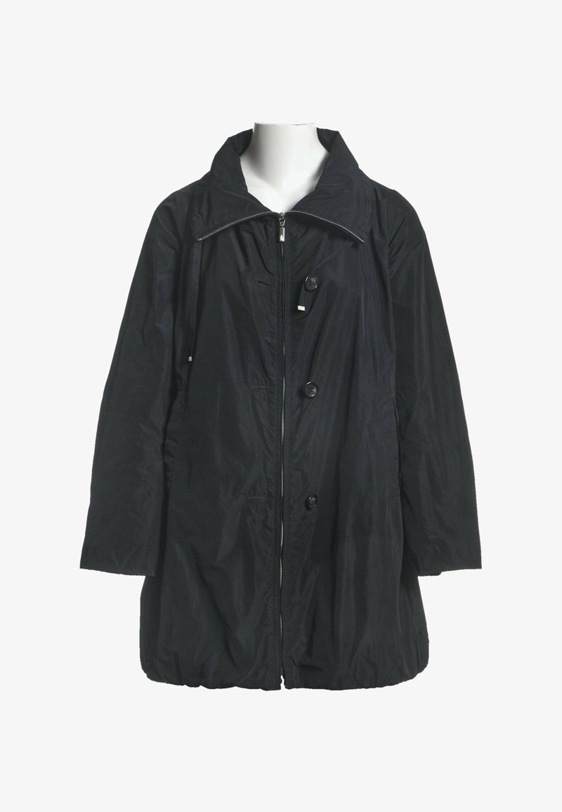 Manteau noir à manches longues avec fermeture éclair devant et trois boutons, col large et ourlet légèrement froncé, présenté sur un torse de mannequin blanc.