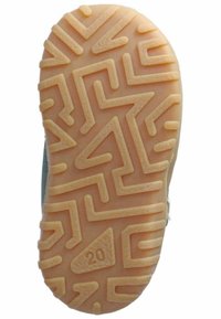 La suela del zapato presenta un patrón texturizado en zigzag de goma marrón claro, con un detalle en forma de triángulo marcado con "20" y un borde liso alrededor.