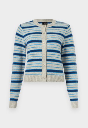 Cardigan gris clair à boutons avec des rayures horizontales bleues de différentes nuances, poignets, col et ourlet côtelés.