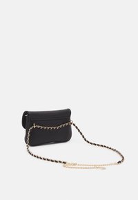 Borsa nera con texture liscia, forma rettangolare e tracolla in catena dorata con accenti neri. Design minimalista senza decorazioni.