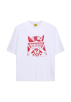 Weißes T-Shirt mit rotem Motiv einer Person mit Teufelshörnern, die ein Dreieck mit dem Wort "GUESS" und einem Fragezeichen darin hält.