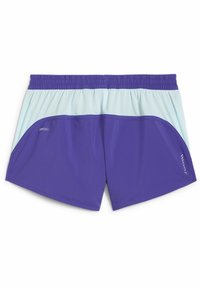 Shorts atletici mov cu un panou de plasă de culoare albastră deschisă și talie elastică. Prezintă logo-ul "DRYCELL" în alb pe partea din față, în jos.