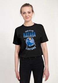 Černé tričko s grafickým potiskem a textem "TOHLE JE MŮJ KATARA KOSTÝM" a ilustrací postavy v modrém kostýmu. Krátké rukávy.