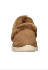 Bruine suède slipper met een pluche, vachtachtige binnenrand, ronde vorm en een lichtgekleurde rubberen zool. Zachte textuur zonder patronen.