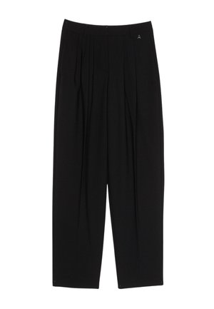 Pantaloni neri a vita alta con pieghe, passanti per cintura e una piccola lettera "A" ricamata vicino alla vita sul lato destro.