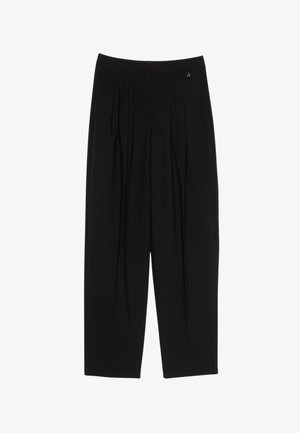 Pantaloni neri a vita alta con pieghe, passanti per cintura e una piccola lettera "A" ricamata vicino alla vita sul lato destro.