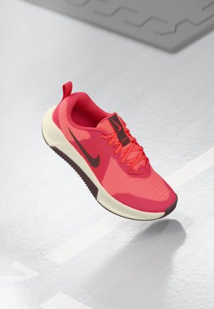 Różowy but sportowy z siateczkową cholewką, kontrastującymi ciemnymi akcentami i grubą białą podeszwą środkową. Posiada zaokrąglony nosek i teksturowaną podeszwę zewnętrzną.