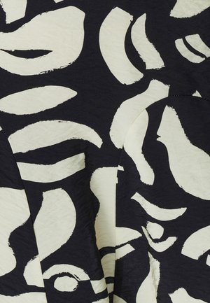 Zwarte stof met abstracte crèmekleurige vormen en penseelstreekpatronen; lichtgewicht en getextureerd met zichtbare lagen en een subtiele glans.