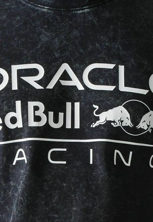 Schwarzer Stoff mit weißem "Oracle Red Bull Racing"-Text und Logo, das zwei sich gegenüberstehende Bullen in einem Kreis zeigt.