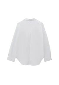 Valkoinen pitkähiha-paita esitettynä takaa, jossa on klassinen kaulus, nappikiinnitteiset kalvosimet ja keskellä laskos yläosan alapuolella.