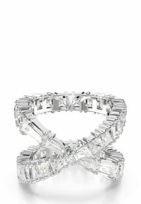 Anillo de cristal con un diseño entrelazado, que presenta piedras en corte baguette engastadas en una brillante banda de plata, destacando un intrincado detalle y claridad.