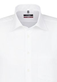 Bílá košile s klasickým límečkem, zapínáním na knoflíky vpředu, jednou náprsní kapsou a jemnou texturou. Štítek nese označení "seidensticker modern."